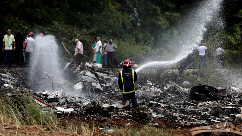 Un bombero trabajando en los restos del Boeing 737.