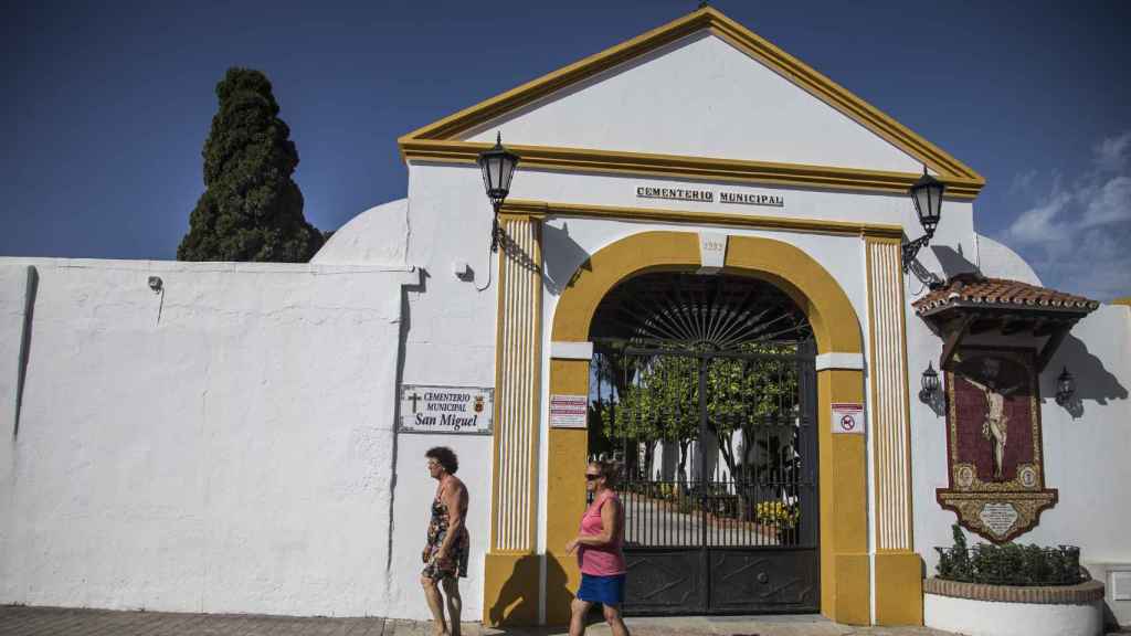 Las hermanas Aurora y Carmen a las puertas del cementerio de San Roque (Cádiz). Foto: Fernando Ruso