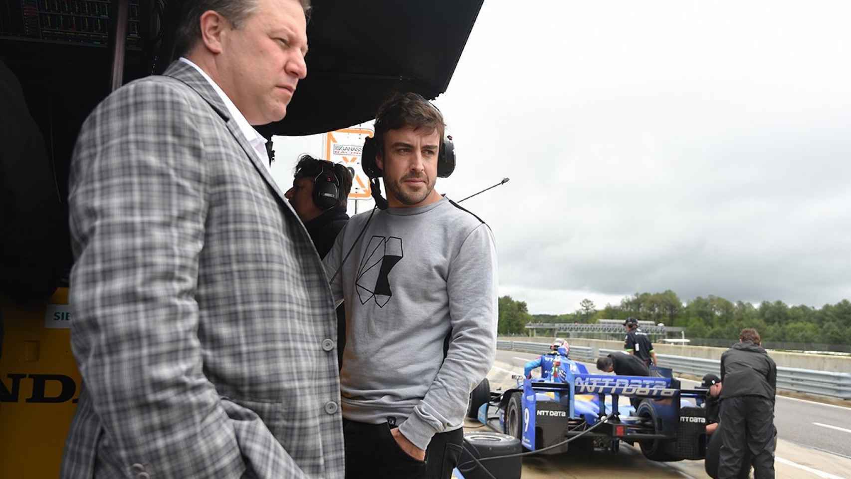 Zak Brown y Fernando Alonso.