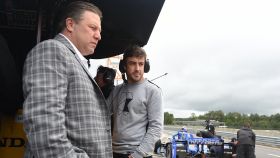 Zak Brown junto a Fernando Alonso.