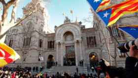 Independentistas reunidos a la entrada del Tribunal Superior de Justicia de Cataluña (TSJC).