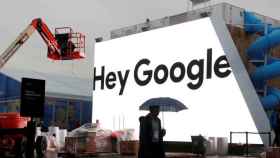 Fachada de un edificio con la publicidad de Google.