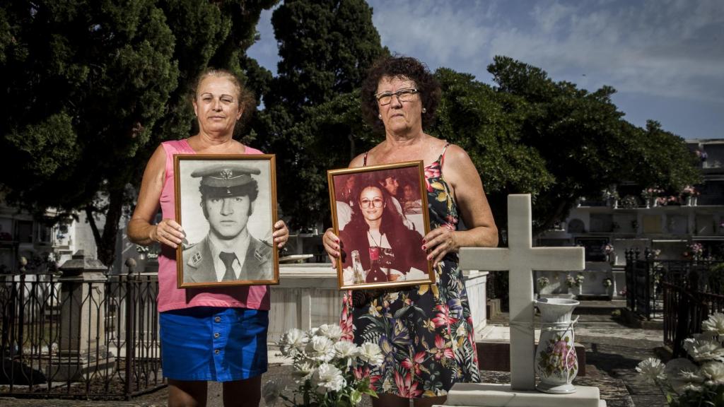 Aurora y Carmen, hermanas de Hortensia, sostienen cuadros con las fotos de Antonio y Hortensia, los novios de Cádiz, tiroteados por ETA en enero de 1979. Foto: Fernando Ruso