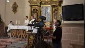 Una cámara de Televisión Española retransmite una misa.