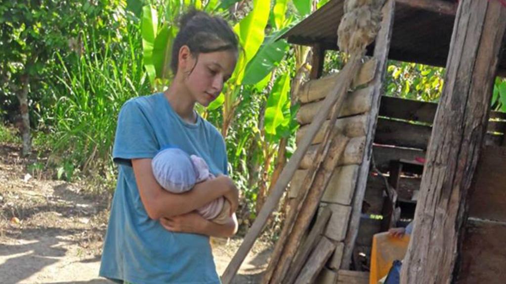 Patricia Aguilar, con su hija de un mes en brazos.