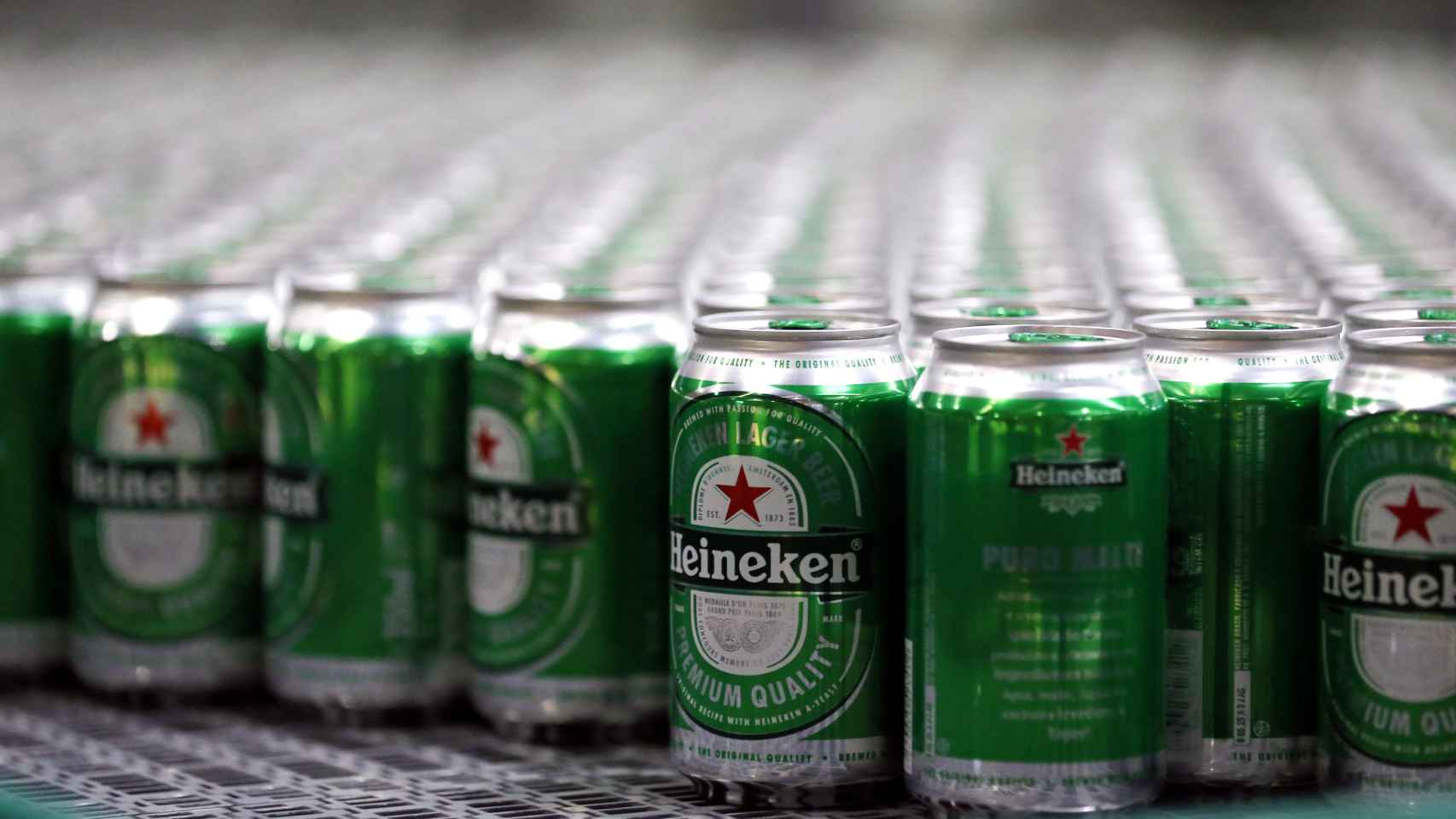 Varias latas de Heineken.