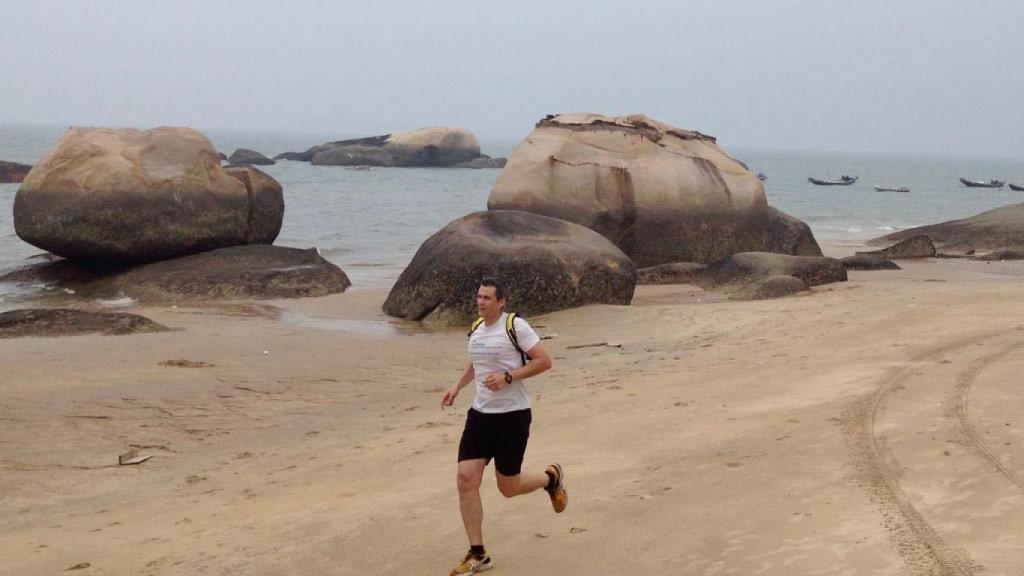 Alberto corriendo en una playa de China.