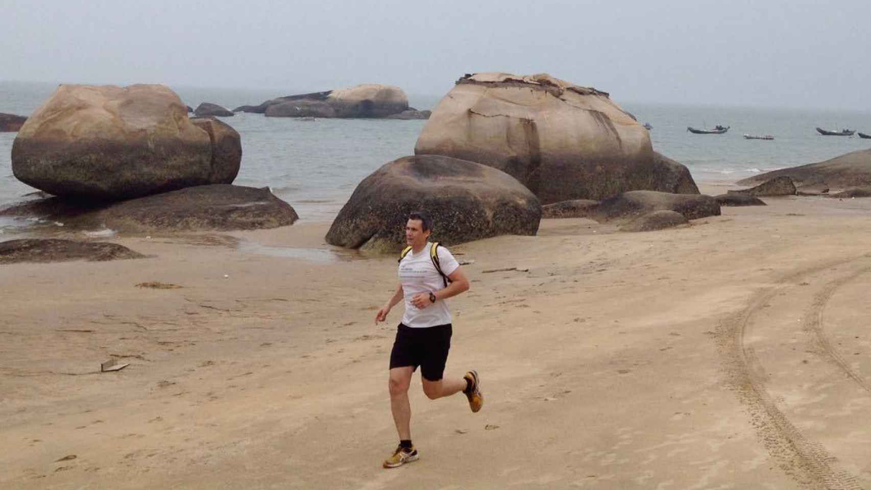 Alberto corriendo en una playa de China.
