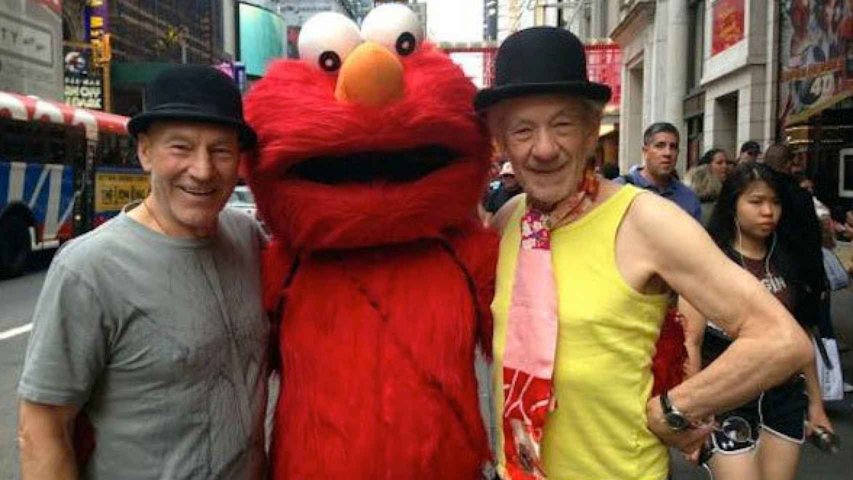 Ian McKellen junto a Patrick Stewart en un día del orgullo gay.