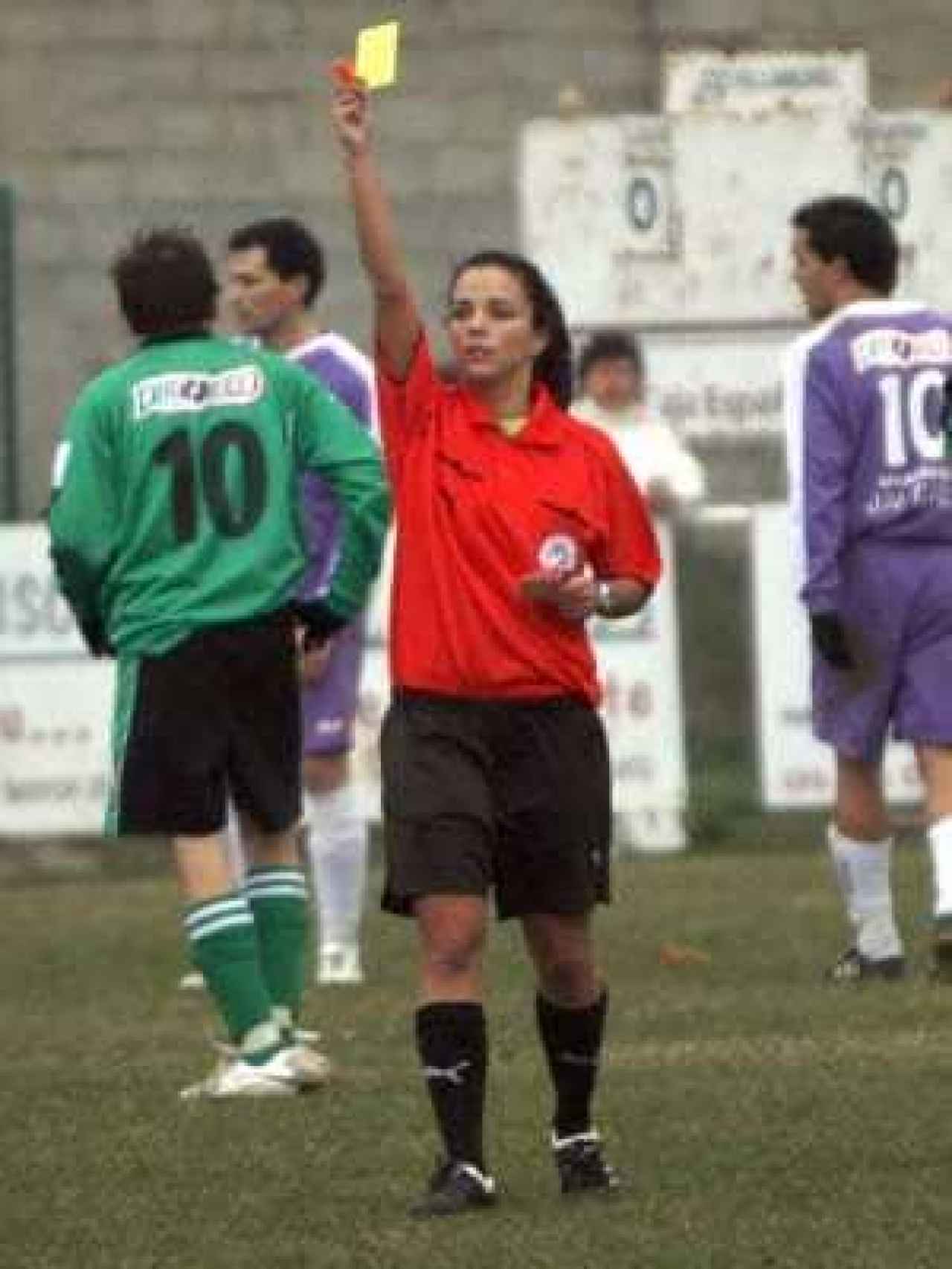 Marta Huerta, con 17 años, arbitrando en Primera regional.