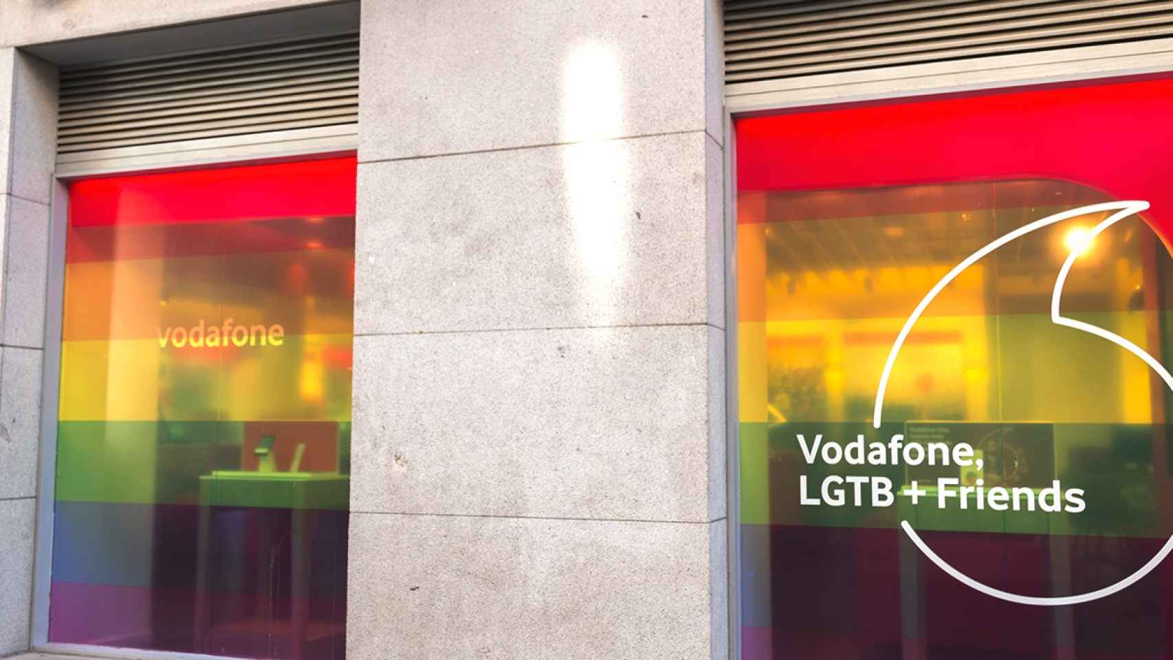 Algunas tiendas de Vodafone han sido 'tuneadas' con motivo del Orgullo.