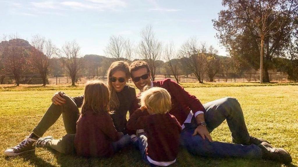 Pablo Casado con su familia en una imagen de redes sociales.