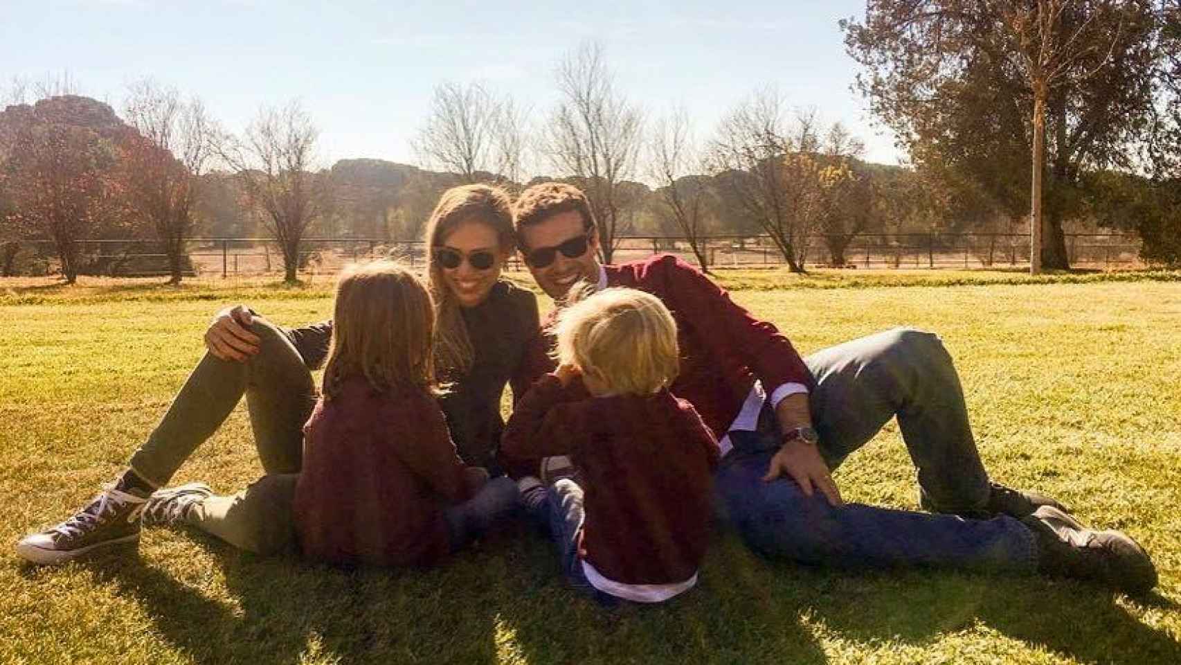 Pablo Casado con su familia en una imagen de redes sociales.
