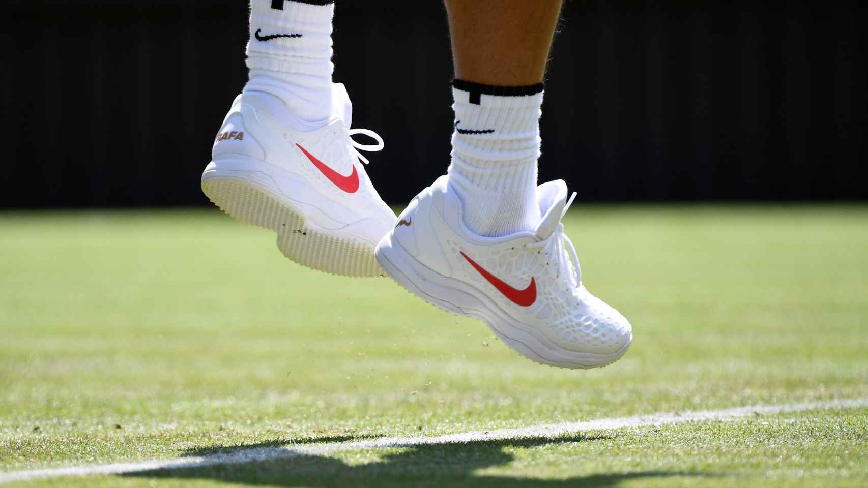 Los pies de Nadal, durante un saque en Wimbledon.