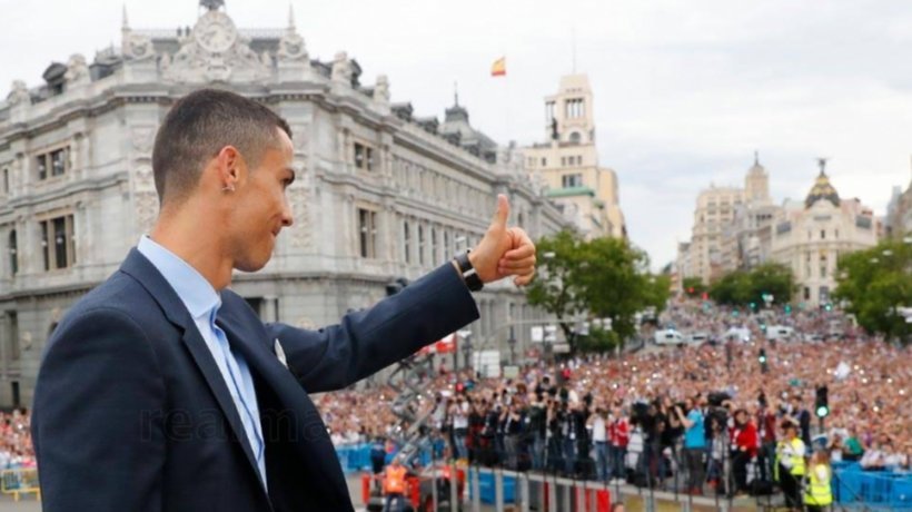 Cristiano Ronaldo saluda a la afición del Real Madrid en Cibeles