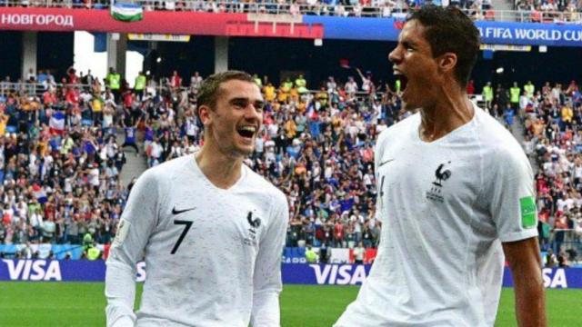 Varane celebra su gol con Griezmann. Foto: Twitter (@equipedeblues).