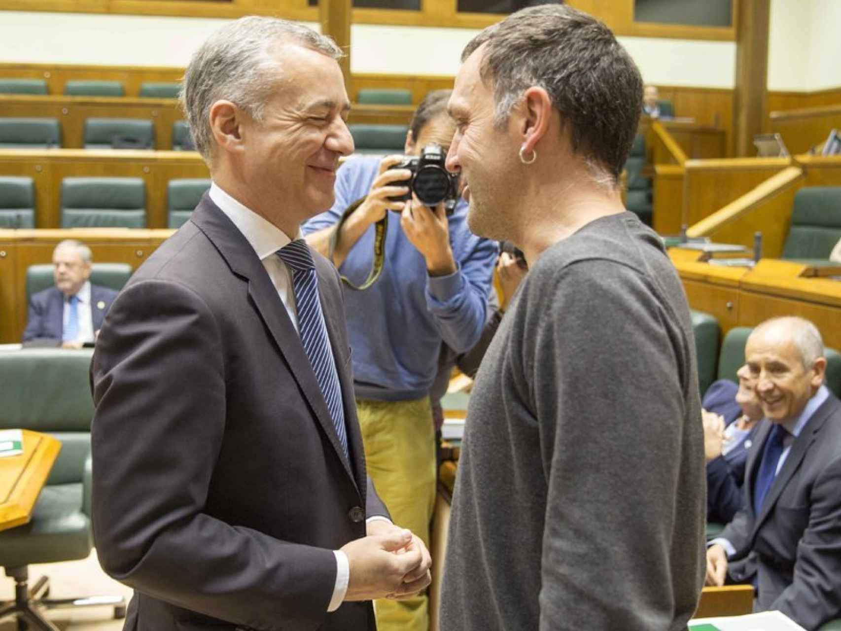 Urkullu con Unai Urruzuno, portavoz de Bildu en el Parlamento vasco