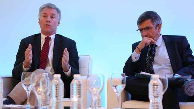 Daryl Brewster, CEO de CECP (izquierda) junto a Francisco Román, presidente de Vodafone España y de la Fundación SERES (derecha).