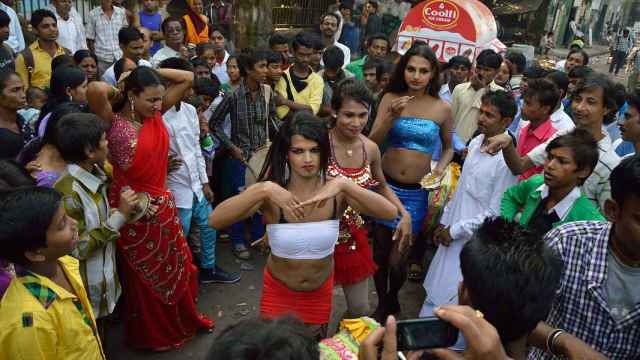 Un hijra bailando en las calles de Calcuta