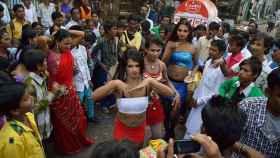 Un hijra bailando en las calles de Calcuta