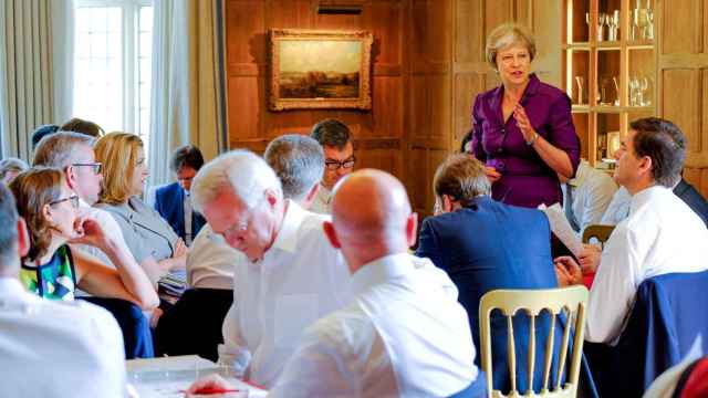 Theresa May durante la reunión con su gabinete en Chequers.