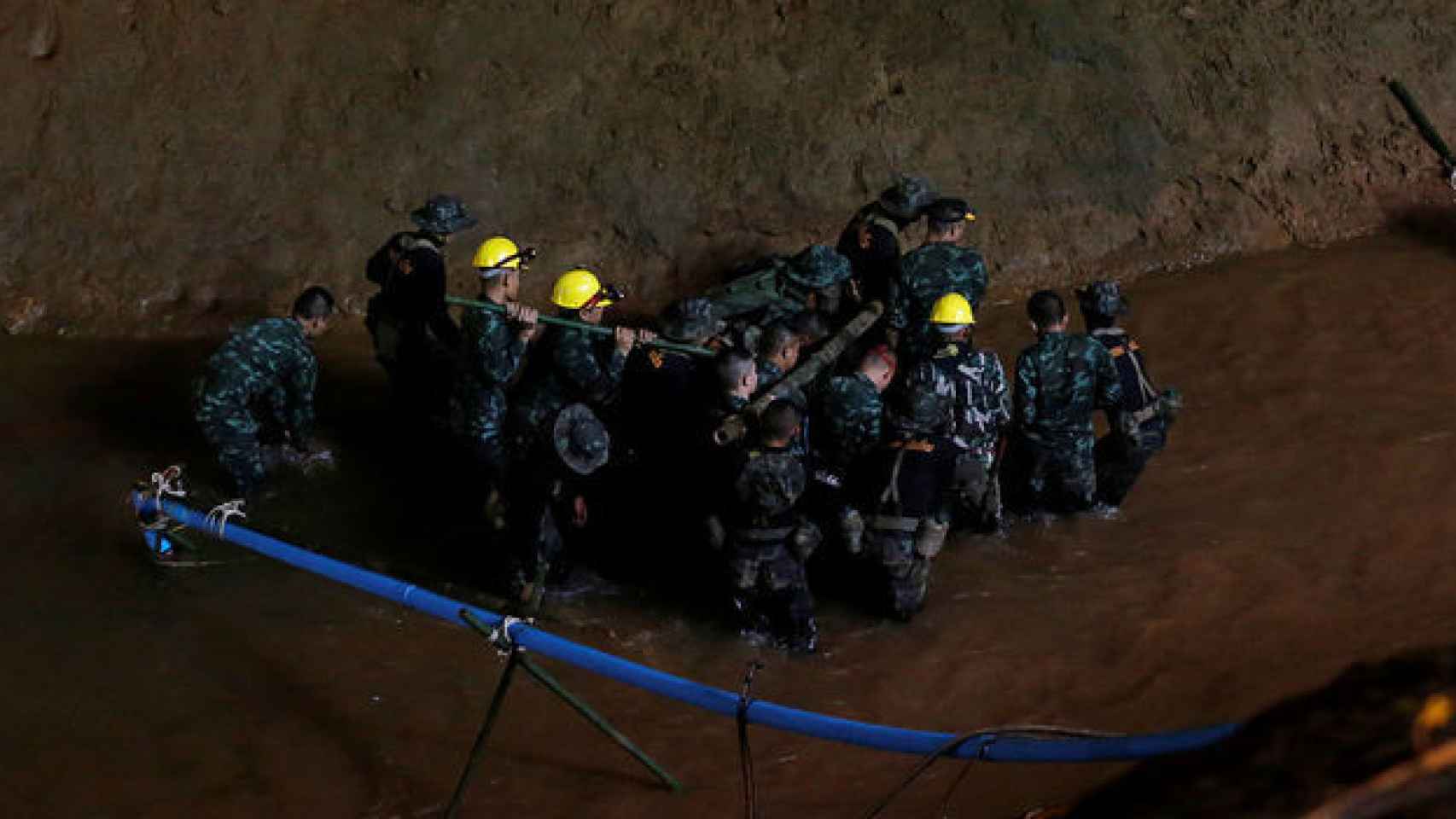 Militares tailandeses participan en el rescate de los trece futbolistas perdidos en una cueva