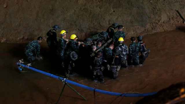 Militares tailandeses participan en el rescate de los trece futbolistas perdidos en una cueva