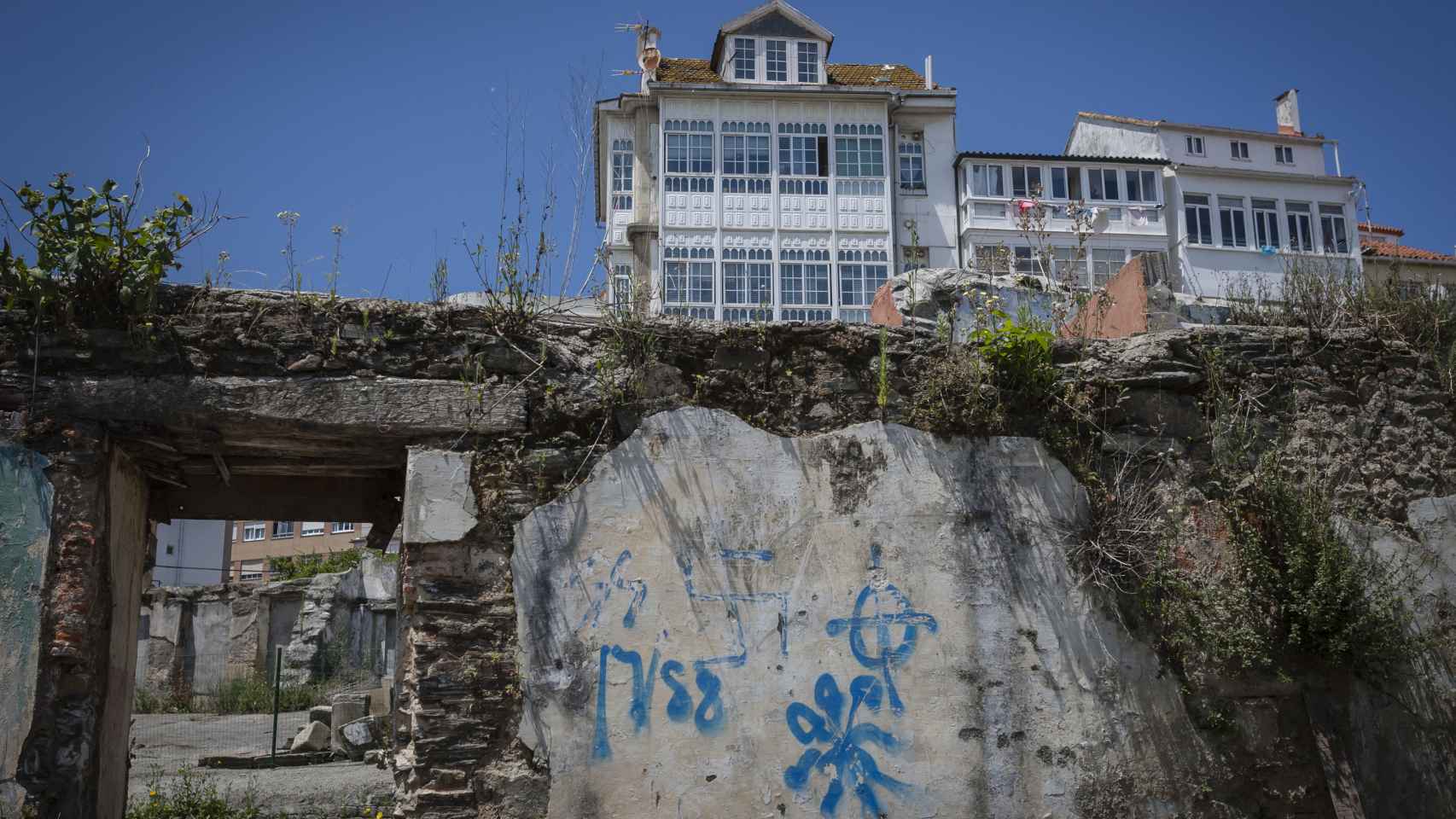 En Ferrol Vello las casas abandonadas son una constante. Aquí hay pintadas con el yugo y las flechas y de una esvástica.