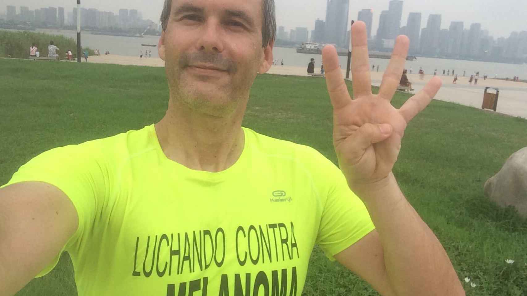 Alberto Marco Bescós en Xiamen (China), con una camiseta de 'Luchando contra el melanoma'.