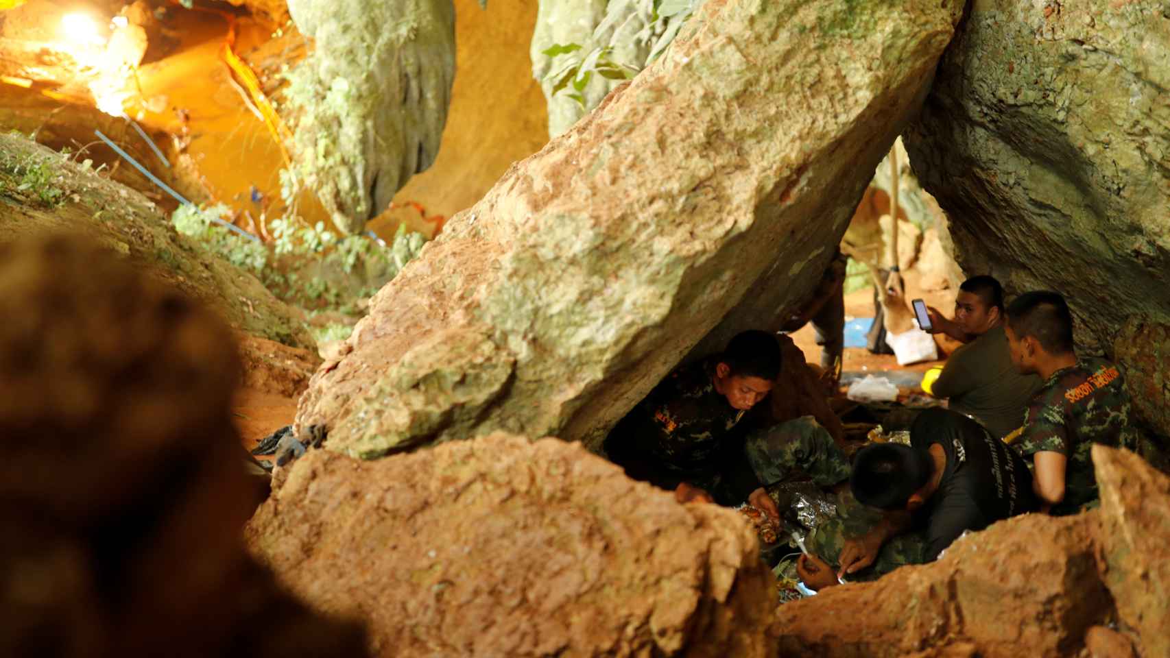 Miembros del equipo de rescate en la cueva tailandesa
