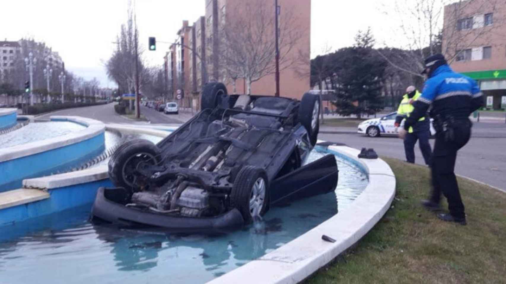 Valladolid-sucesos-coche-volcado-policia-accidente