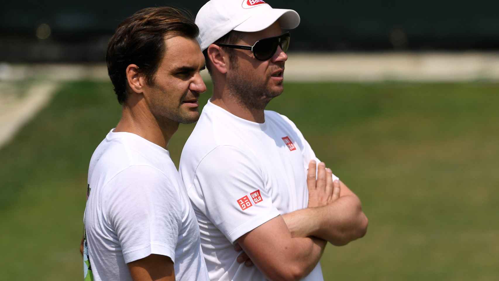 Federer, junto a su entrenador Severin Luthi en un entrenamiento en Wimbledon.
