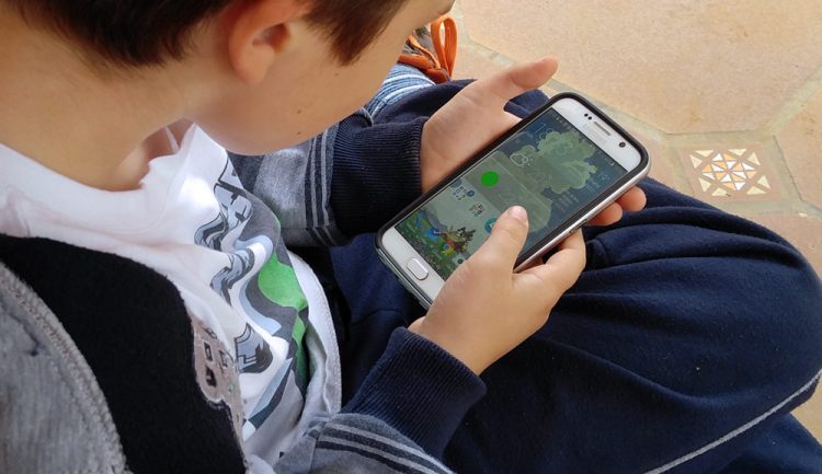 Smartphone en manos de niños. juego de niño en el teléfono móvil