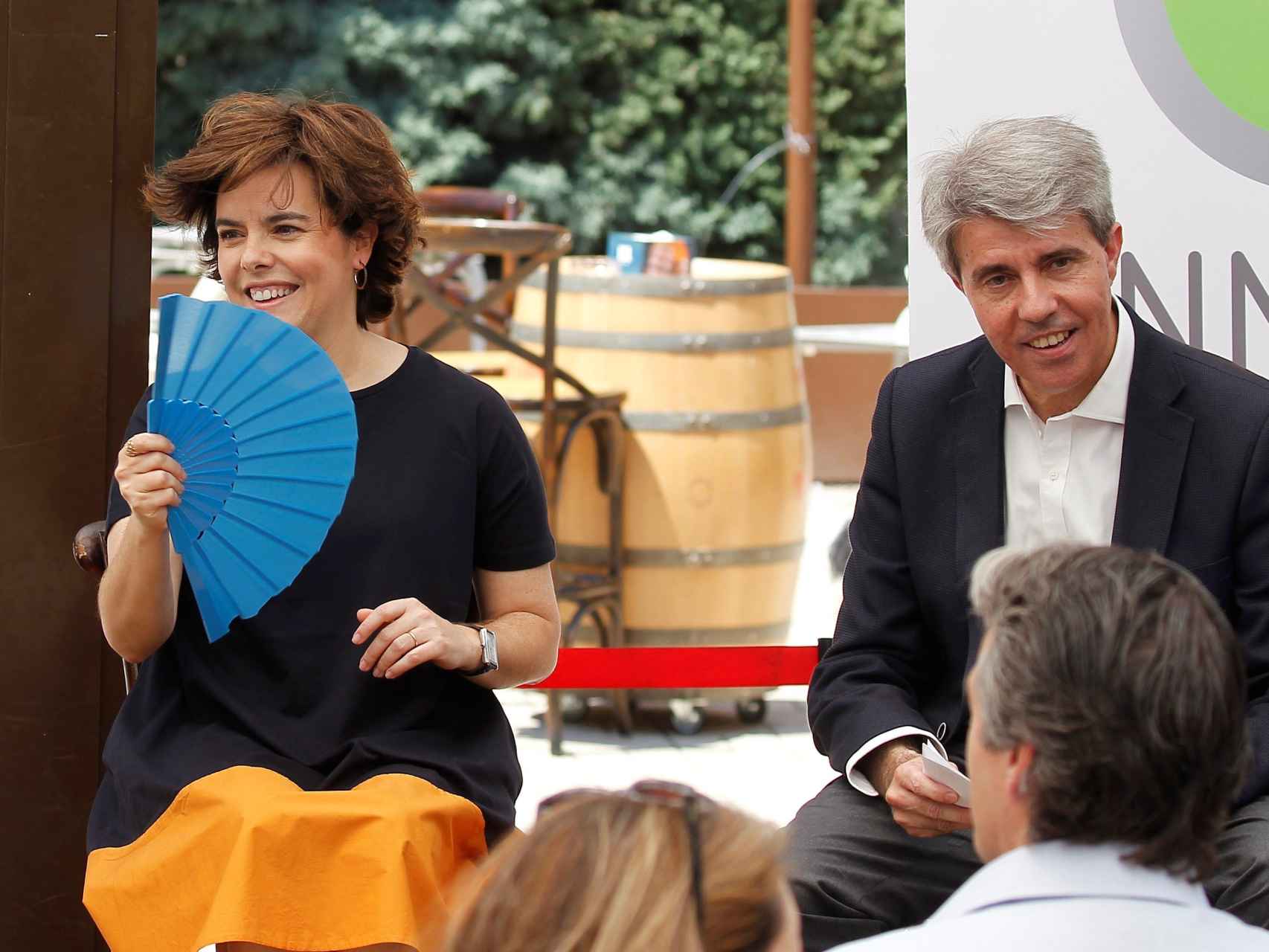 El presidente de Madrid, Ángel Garrido, con la candidata Soraya Sáenz de Santamaría este domingo.