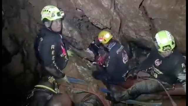 Los rescatadores tailandeses evacuan los alrededores de la cueva para ayudar a las víctimas