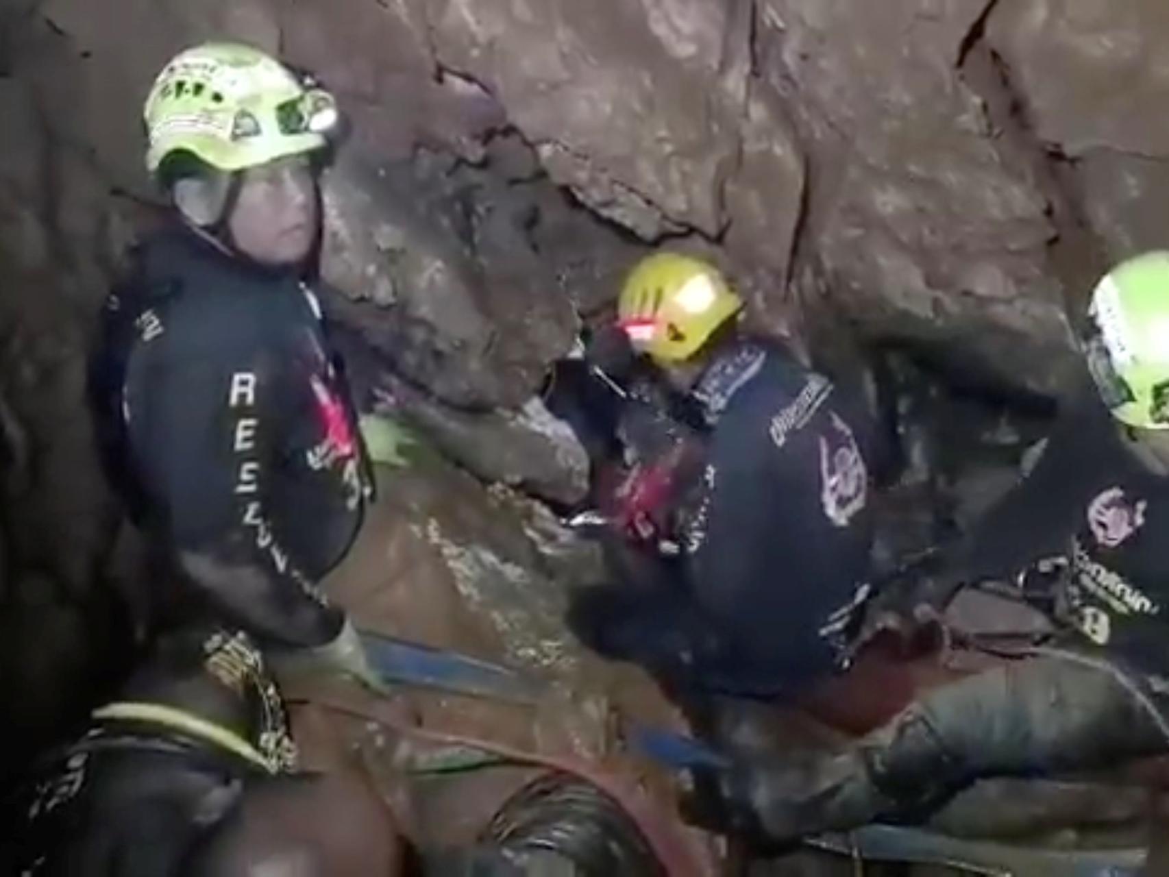 Los rescatadores tailandeses evacuan los alrededores de la cueva para ayudar a las víctimas