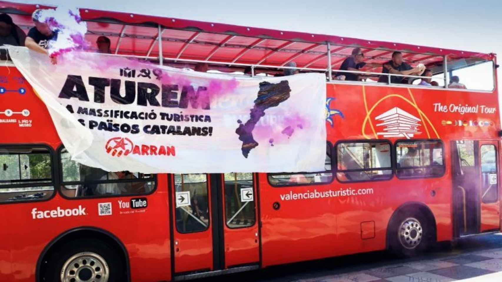 El bus atacado en el Paseo de la Alameda, Valencia
