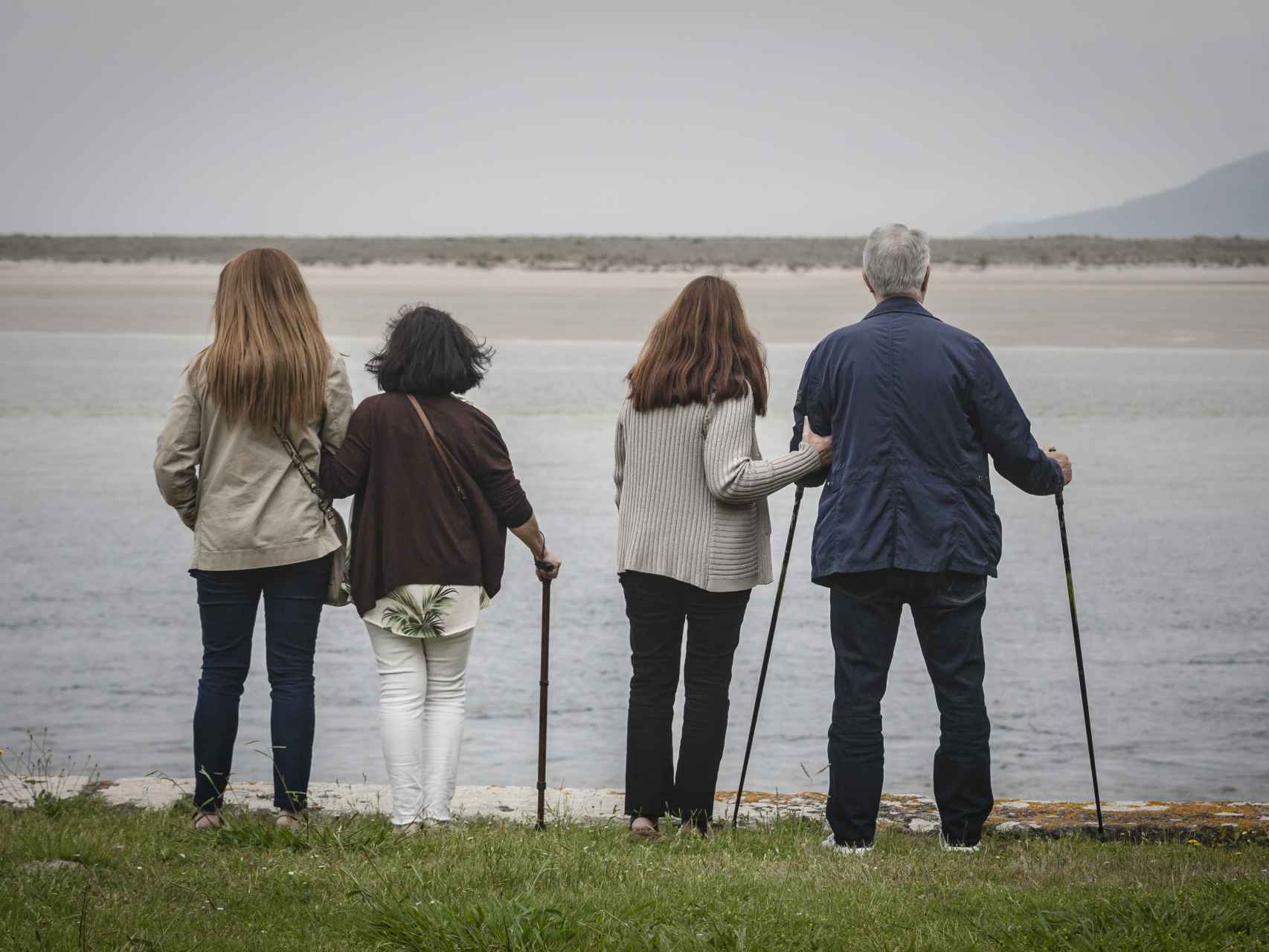 Los afectados de la Ataxia de la Costa da Morte posan todos juntos frente a la ensenada del río Anllóns.