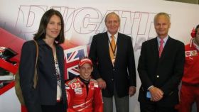 Álvaro de Orleans-Borbón y su esposa Antonella, junto al rey Juan Carlos y el piloto de MotoGP Casey Stoner.