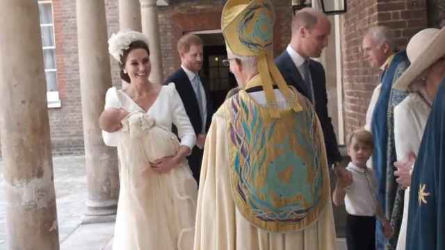 Kate Middleton presenta a su hijo Louis al reverendo.