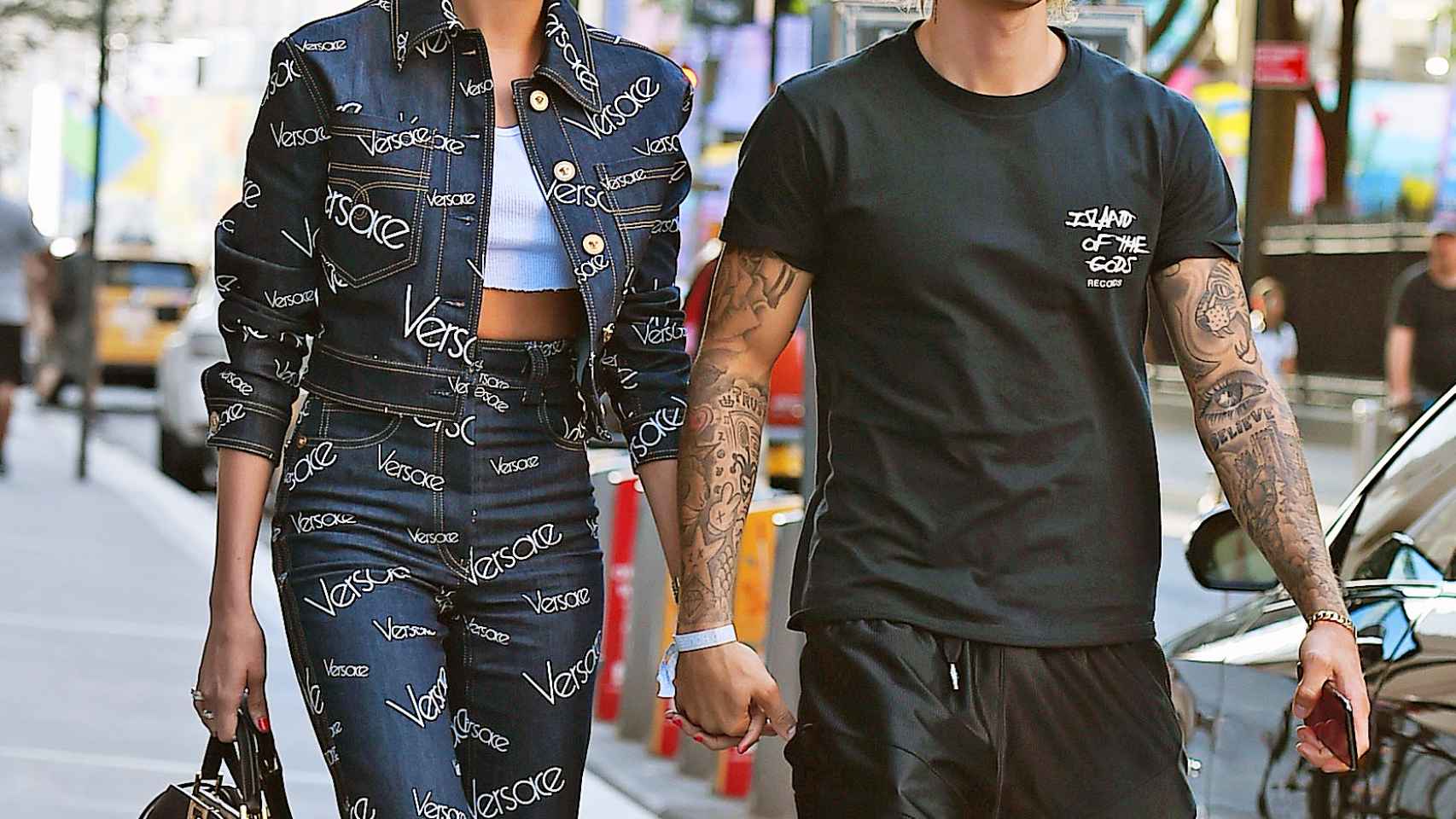 Hailey Baldwin y Justin Bieber por las calles en una imagen reciente.