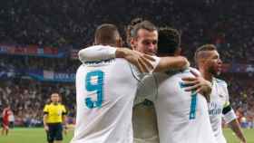 Cristiano y Benzema abrazan a Bale tras su gol al Liverpool