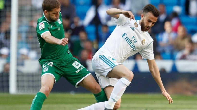 Mayoral disputa un balón con Brasanac