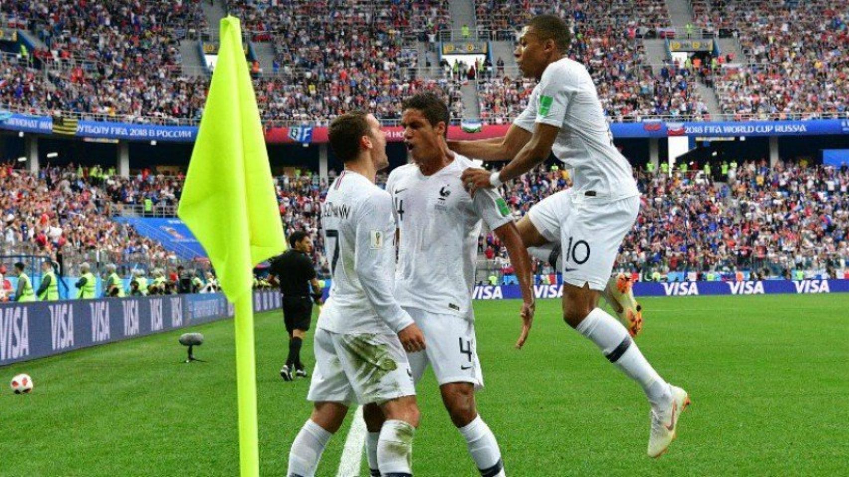 Francia celebra su gol.  Foto: Twitter (@equipedeblues).