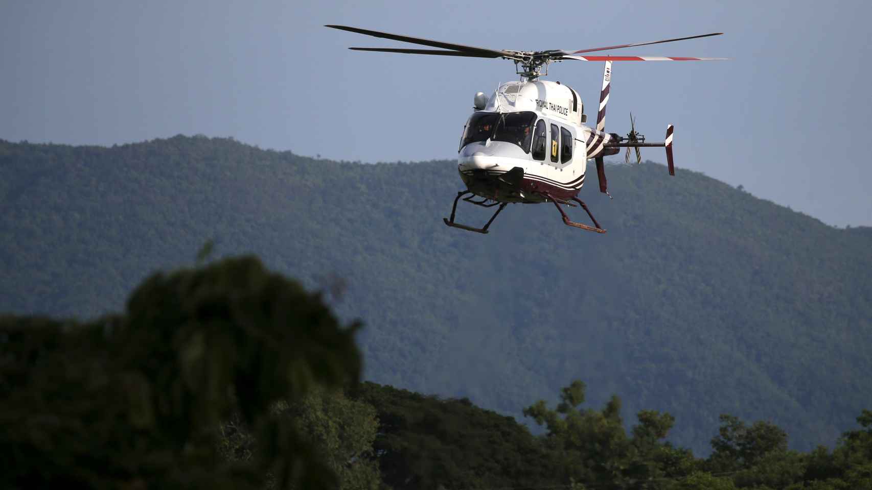 El helicóptero militar  traslada a uno de los últimos rescatados de la cueva.