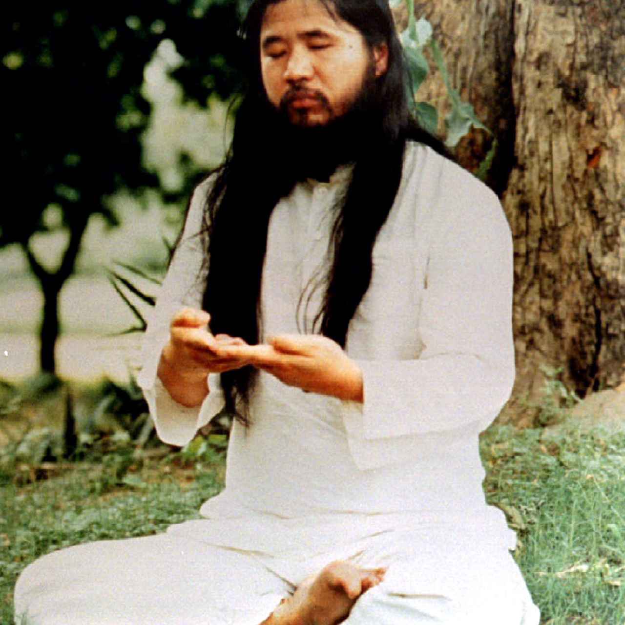 Shoko Asahara, líder de la secta Aum Shinrikyo, meditando.