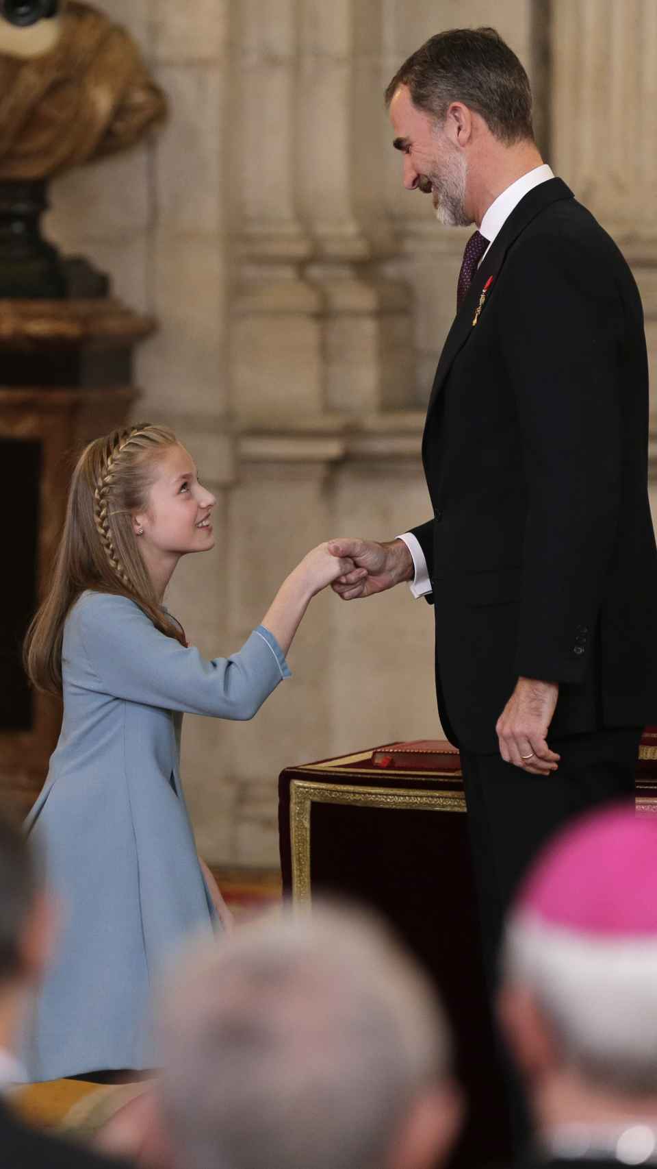 La Princesa de Asturias hace la reverencia a su padre, el rey Felipe.
