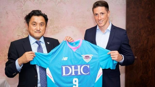 Fernando Torres posa con su nueva camiseta, la del Sagan Tosu japonés. Foto: Twitter (@saganofficial17)