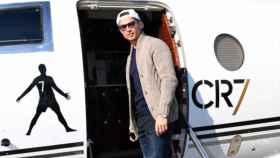 Cristiano Ronaldo, posando junto a su avión