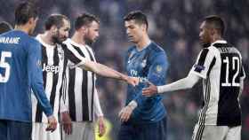 La Juventus trata de defender a Cristiano. Foto juventus.com